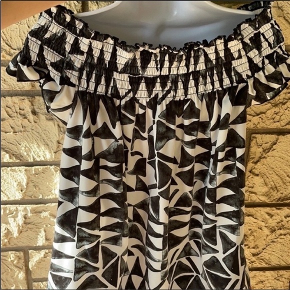 Jack By BB Dakota black & White Off shoulder
Size Small - Picture 9 of 12